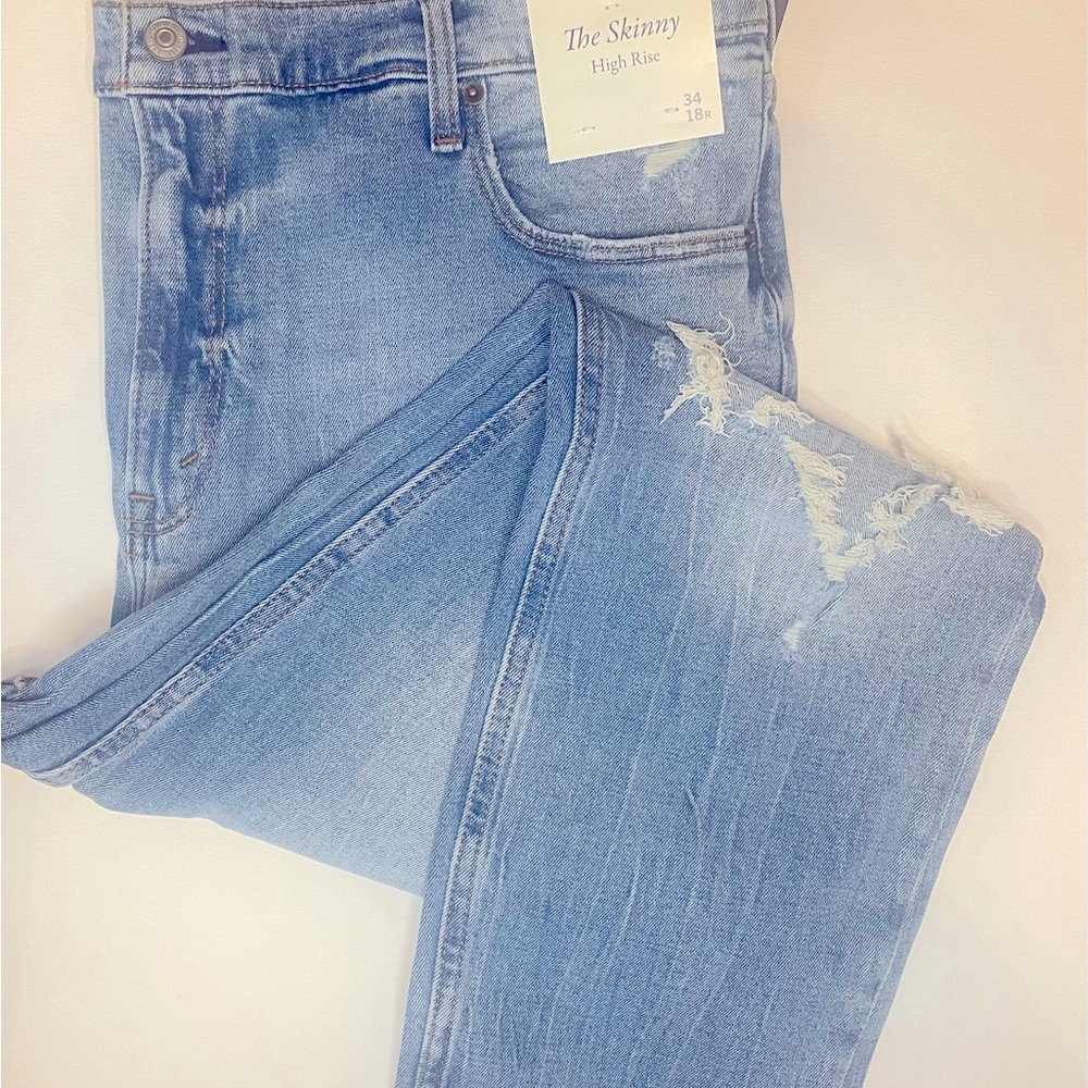 Brand new “the skinny” jeans from AF. High rise.